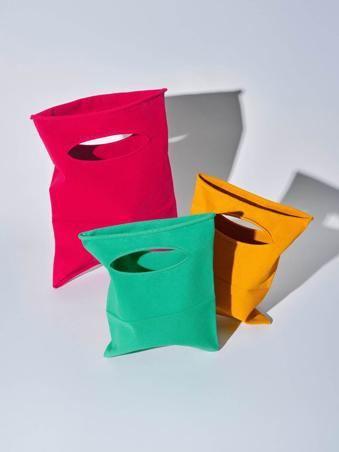 ミー イッセイ ミヤケ新作、“色で遊ぶ”ストライプ柄トップスやハンド