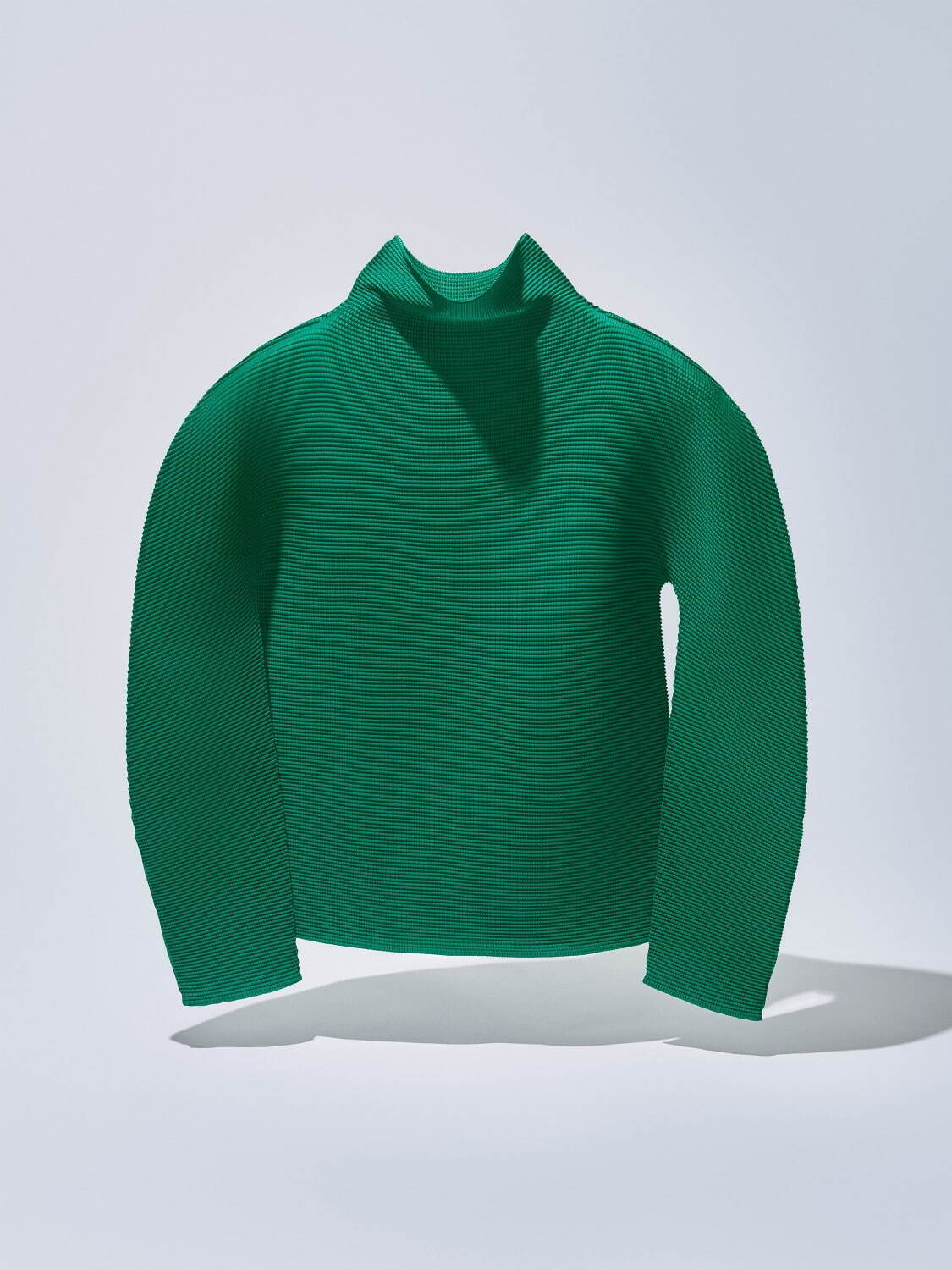 ミー イッセイ ミヤケの“カラフル”プリーツトップス、インコを描いた