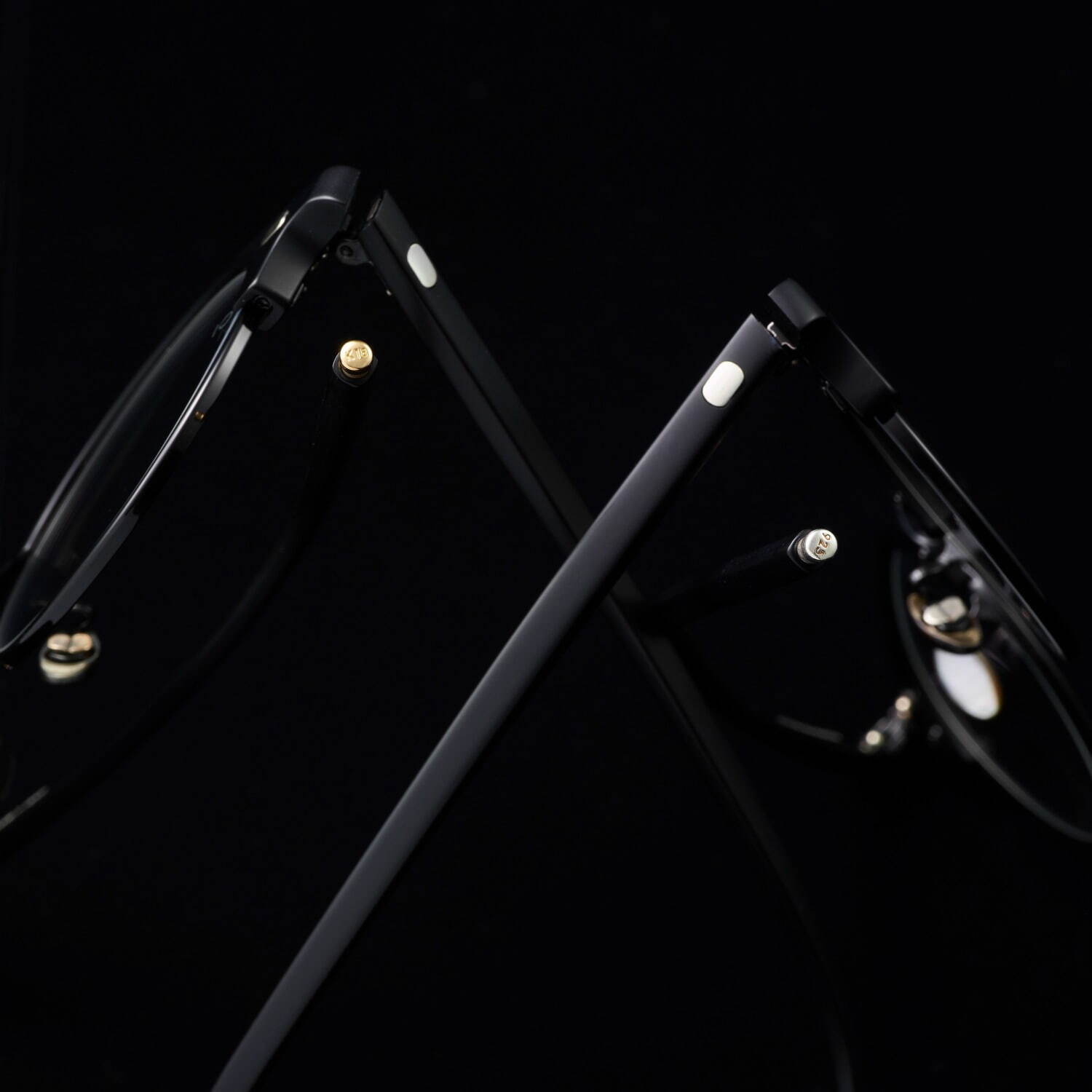 10 アイヴァン“墨汁×漆塗り”をイメージした限定カラーのアイウェア