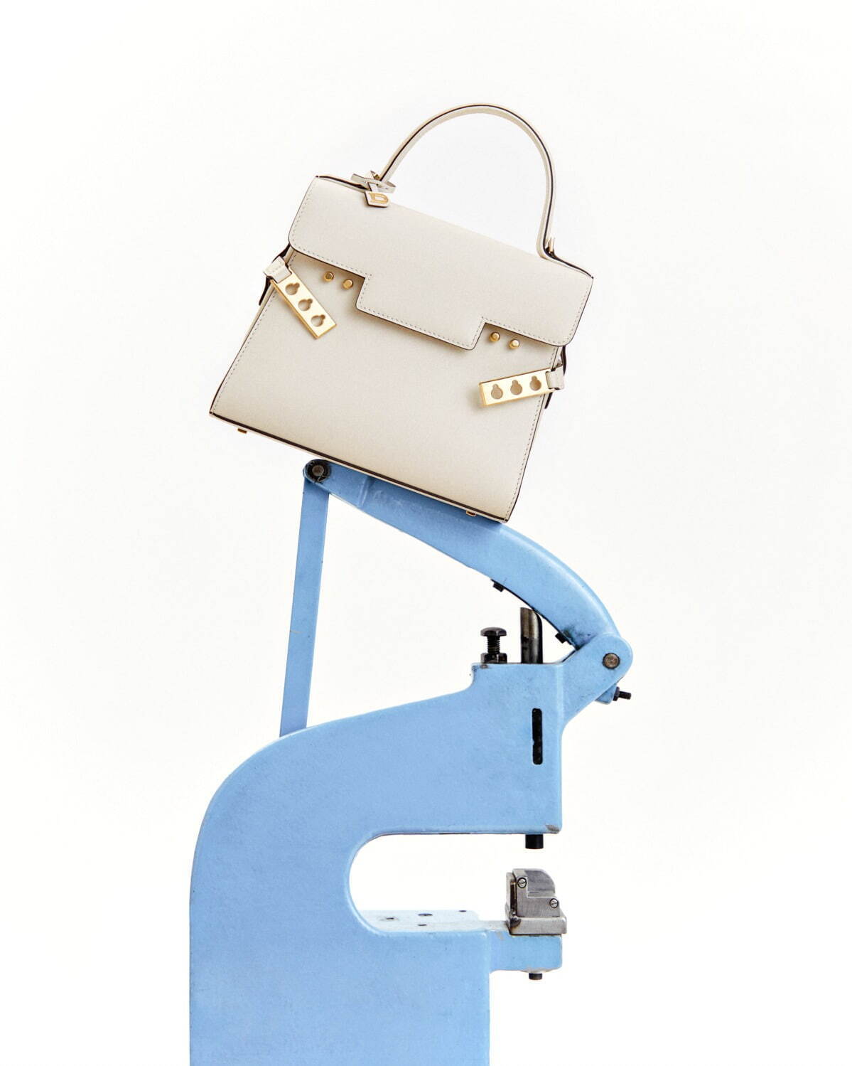 デルヴォーのアイコンバッグ「タンペート」限定モデル、上品なチョーク