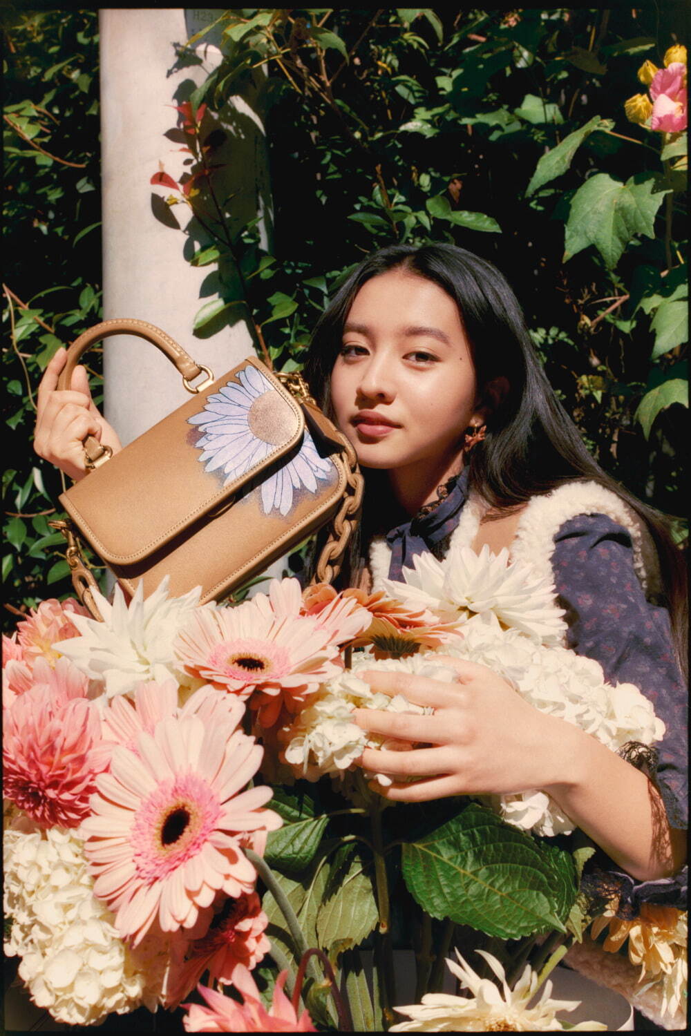 コーチ×Kōki,“花咲く”「ローグ」バッグ、水彩画のパンジー＆デイジーを