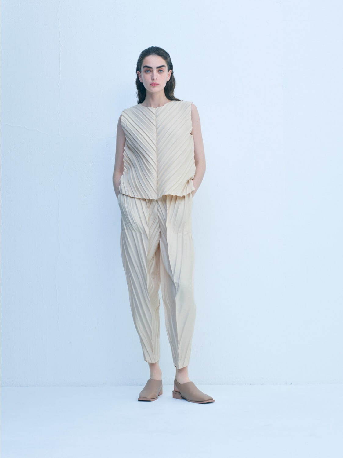 写真4/7｜イッセイ ミヤケ新作ウェア、みずみずしい色彩のセットアップ