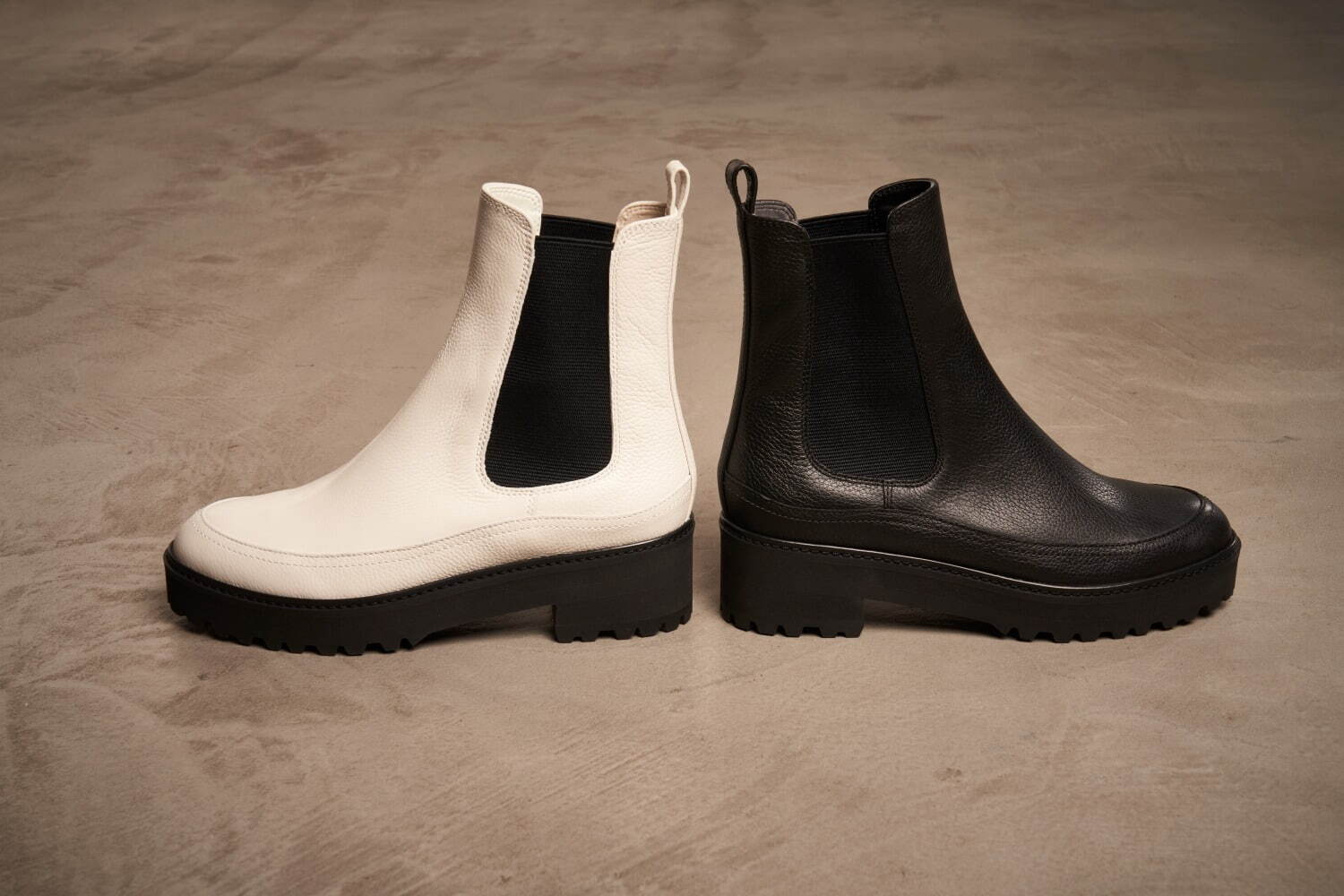 ダイアナ22年秋“進化した”美脚ロングブーツ、クリスタルバックルが輝く