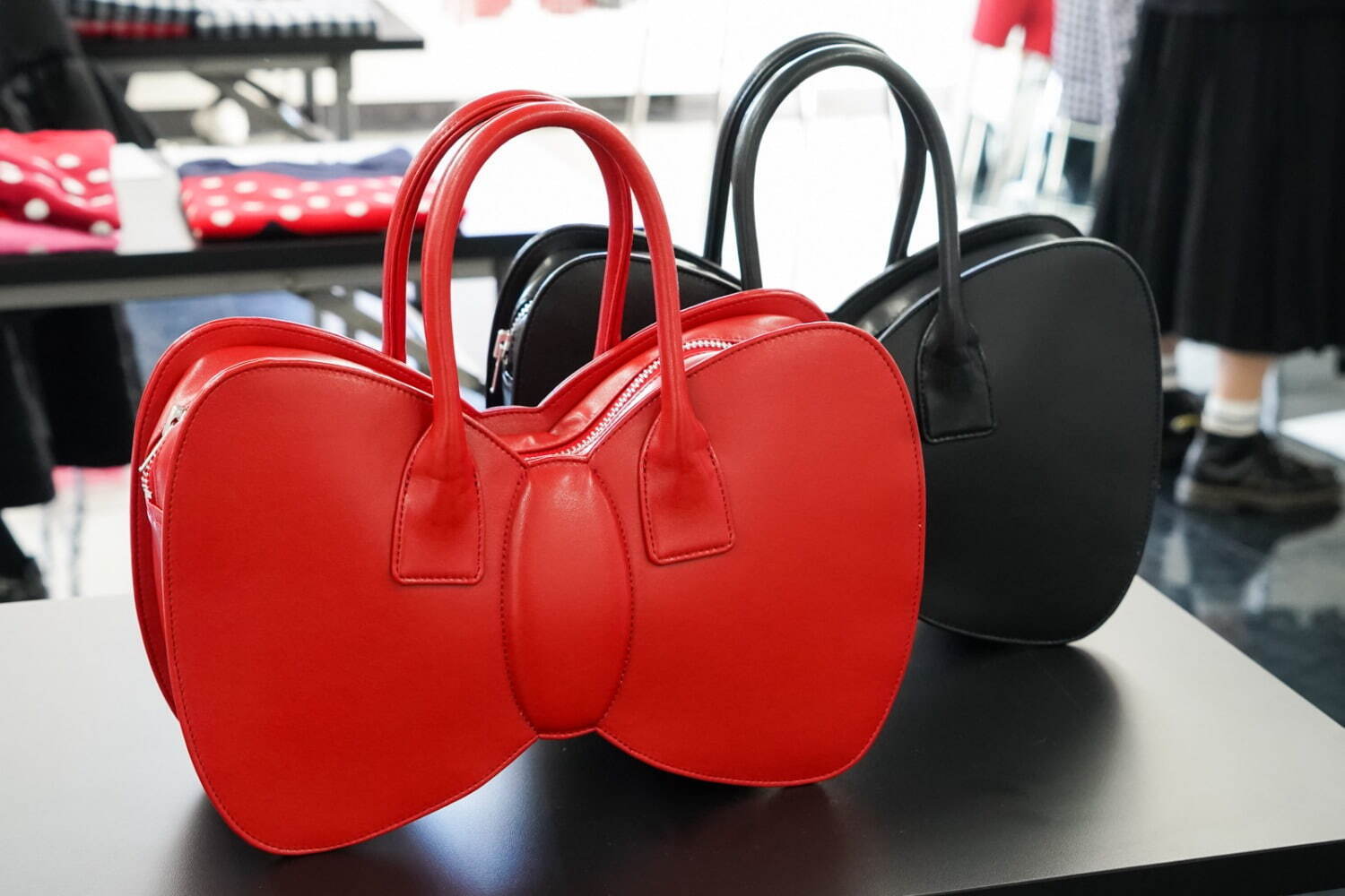 コム デ ギャルソン・ガール“まるごとリボン”の新作バッグ、艶やかな