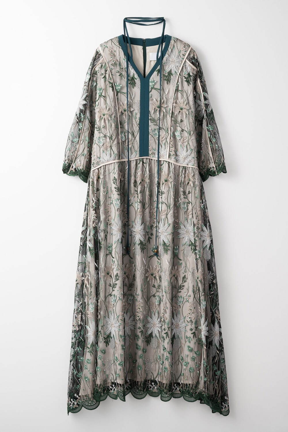 ミューラル、花柄刺繍の総レースドレス＆“クォーツ”モチーフのバケット