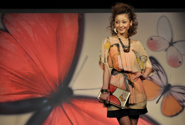 ヴィヴィアン・タムがデザインするHPのミニノートPC、「蝶」が舞う