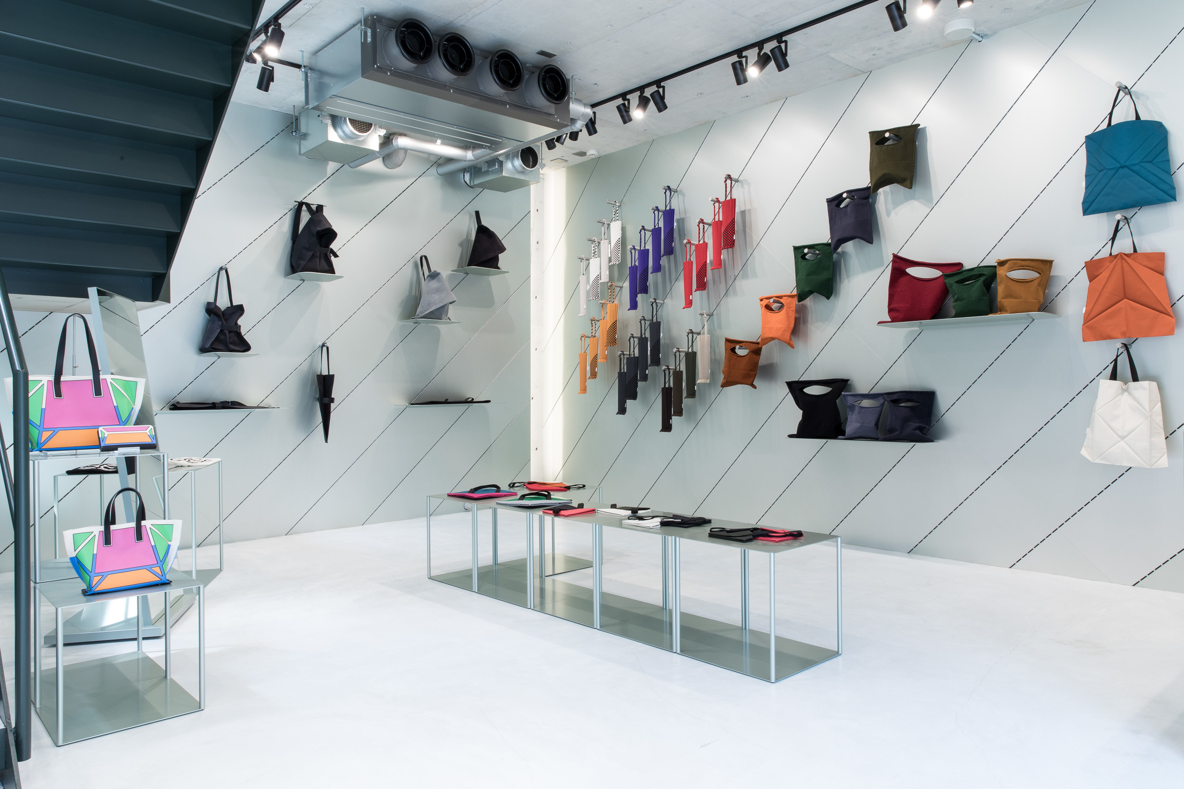 GOOD GOODS ISSEY MIYAKEが新作バッグ「リーフ」を発売、丸めて収納