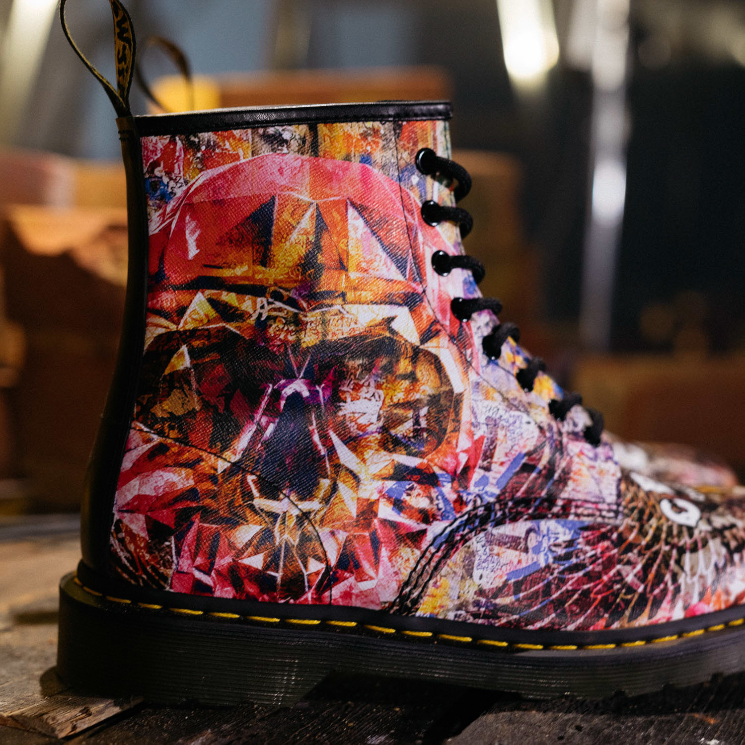 ドクターマーチンがNYの伝説的ライブハウス「CBGB」とコラボ、刻印入り