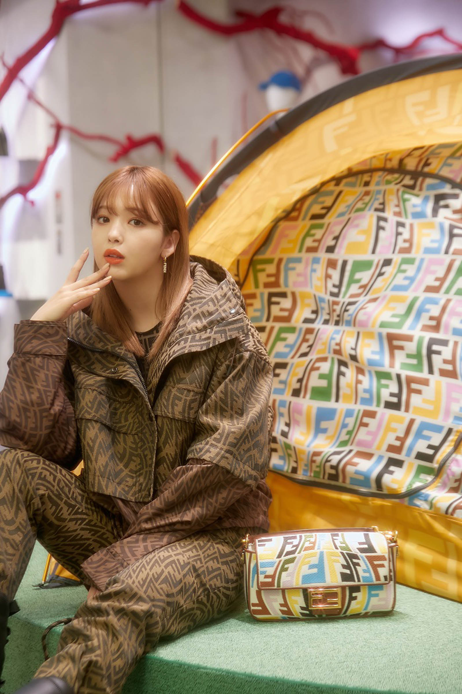 フェンディ」とコラボしたポラロイドカメラが登場、EC限定発売