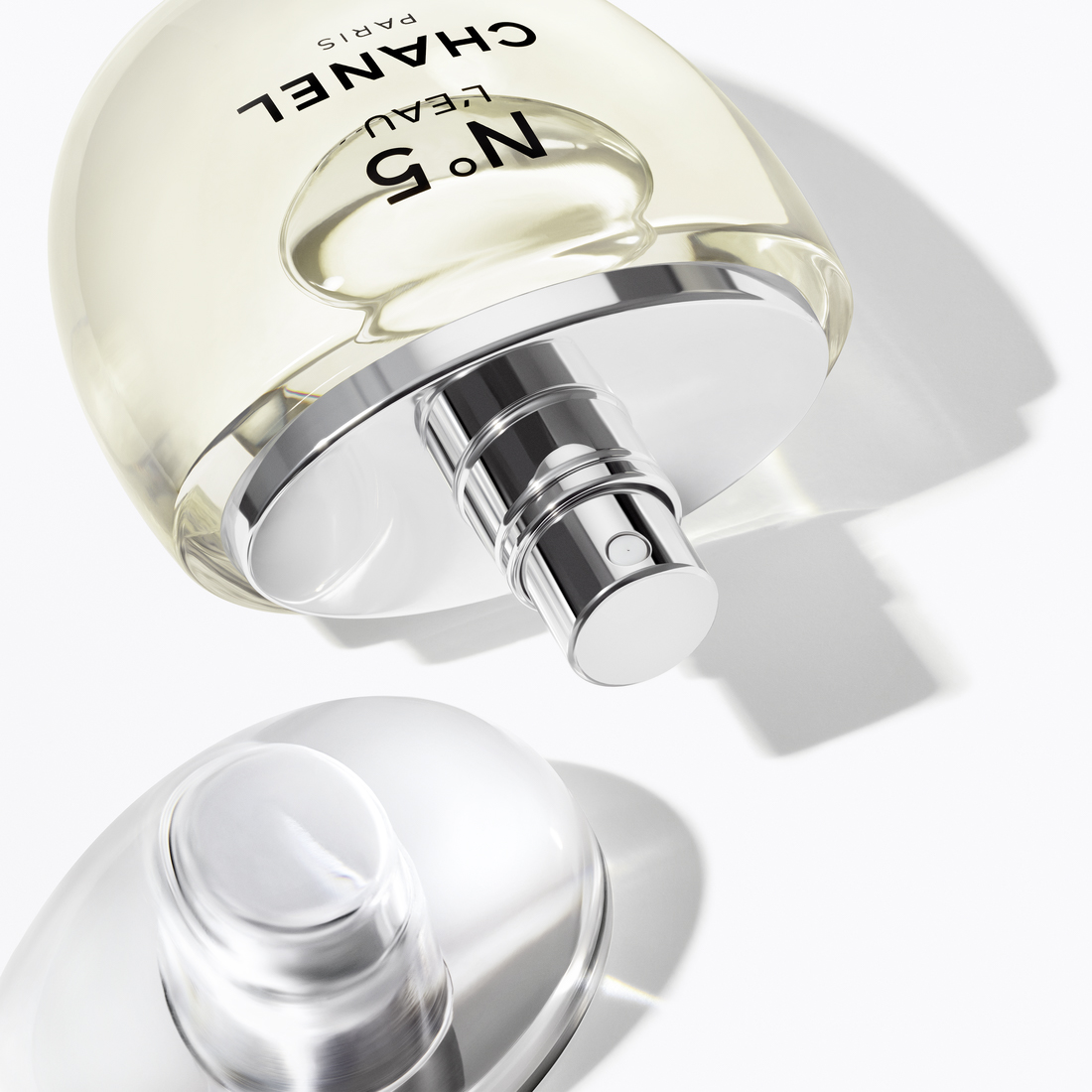 シャネルが「シャネル N°5 ロー オードゥ トワレット」の丸い形状の