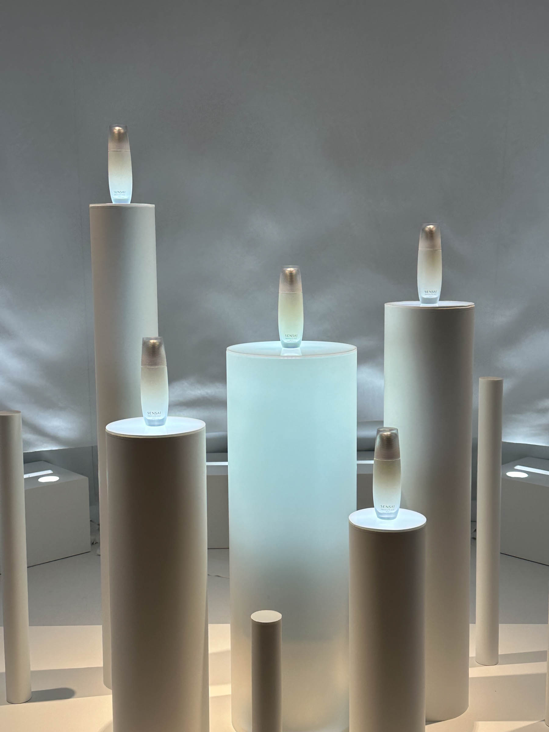 センサイ」が“巡光”新エイジングケア化粧水を発売 シルクのような輝き