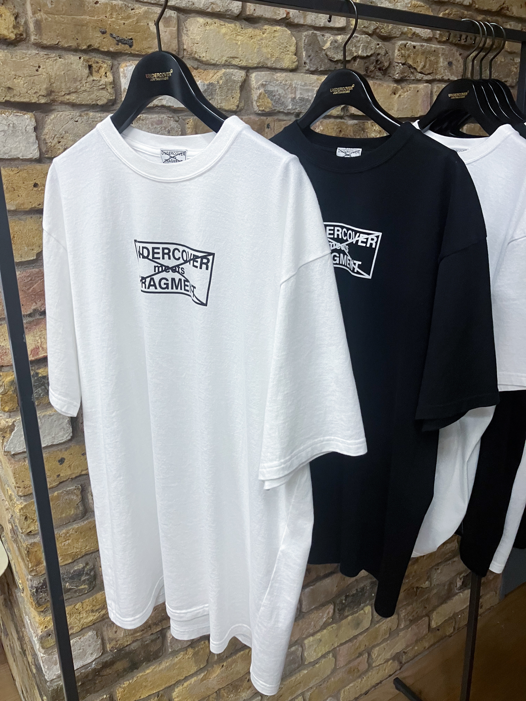 アンダーカバー ミーツ フラグメント」が登場、コラボロゴをあしらった