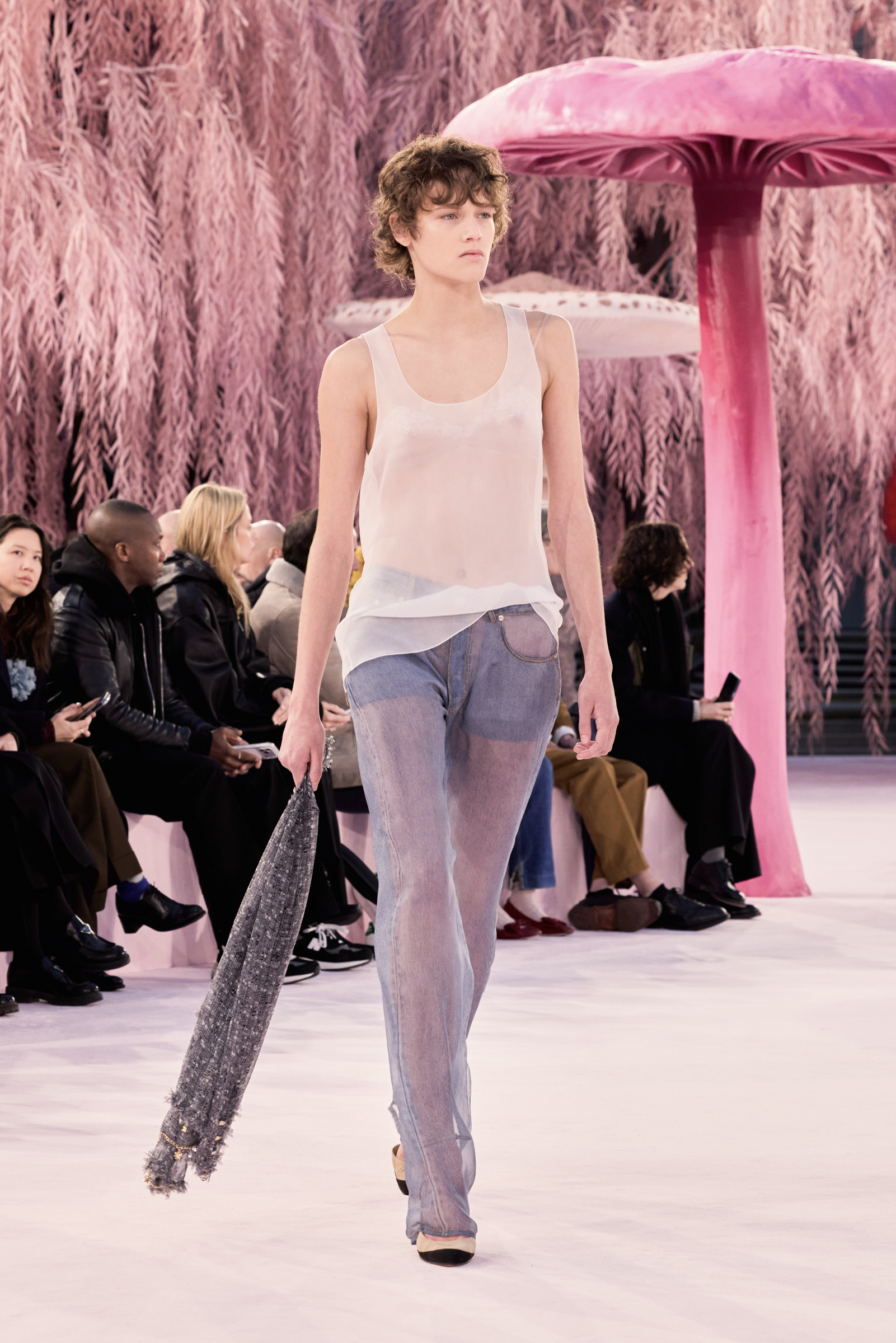 自由をまとう、鳥のように──「シャネル」マチュー・ブレイジー初の