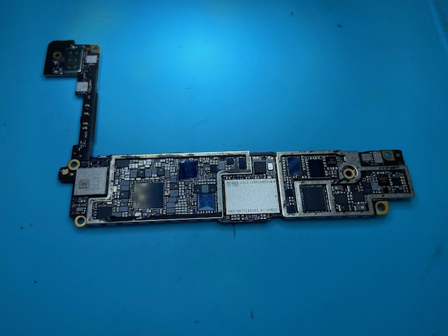 iPhoneSE3(A2782)部品交換で起動出来ない本体の電源復旧 - iPhone