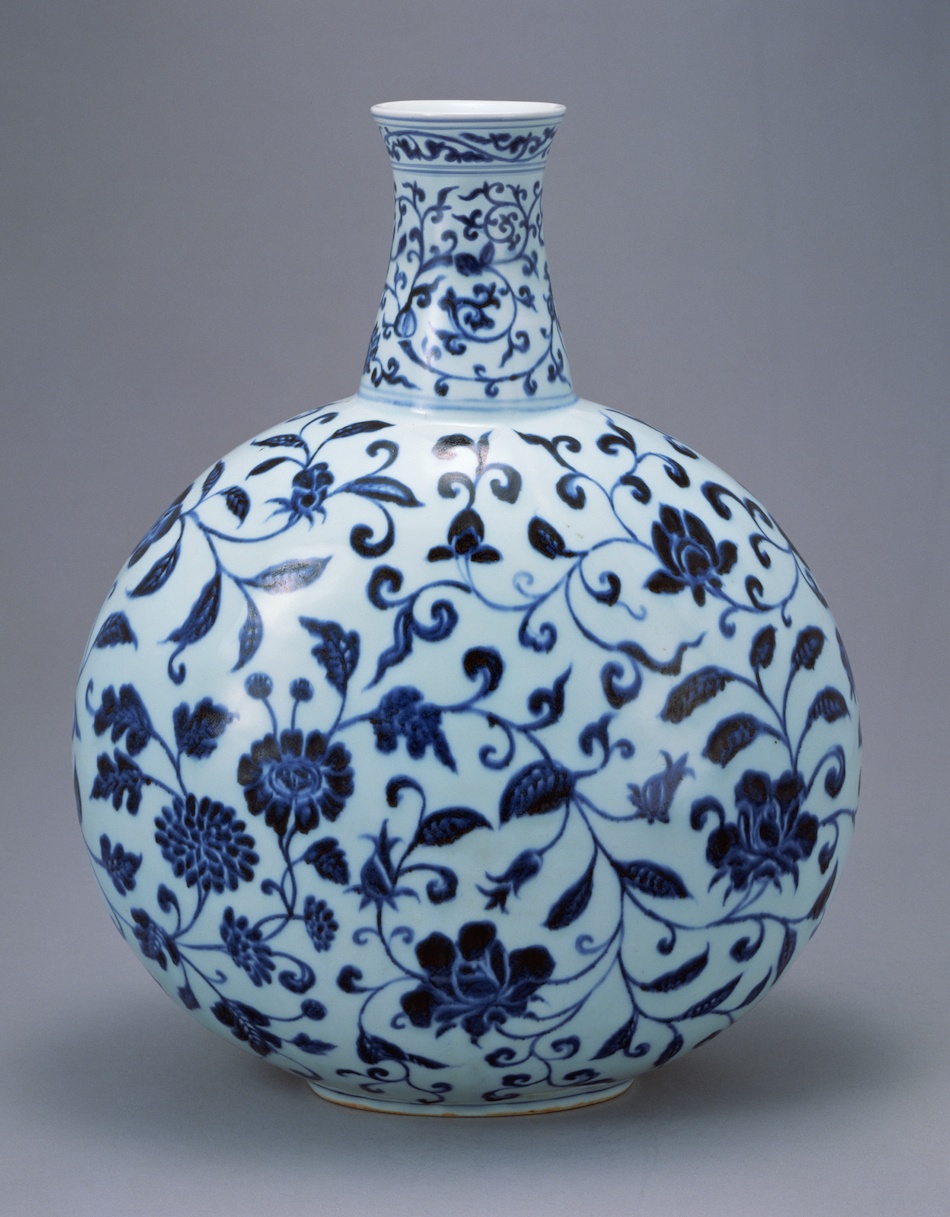 青花花卉唐草文扁壺 | 景徳鎮窯 | 収蔵品詳細 | 作品を知る | 東京富士