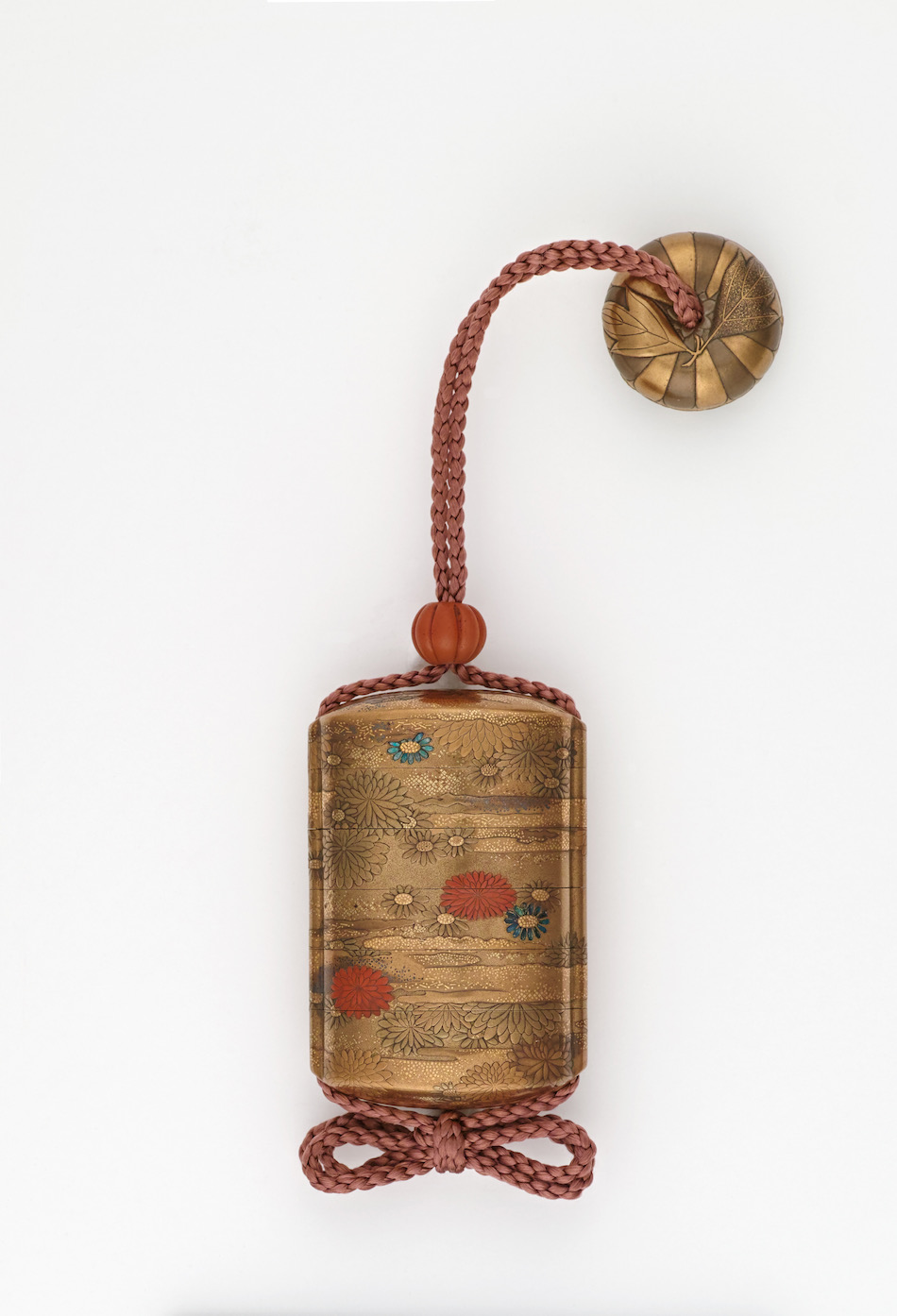 菊蒔絵印籠 銘 梶川作（榮） | 梶川 | 収蔵品詳細 | 作品を知る | 東京