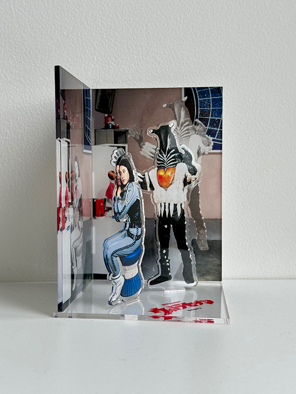 直筆サイン入り】ウルトラ警備隊・友里アンヌ隊員×台座付きアクリル