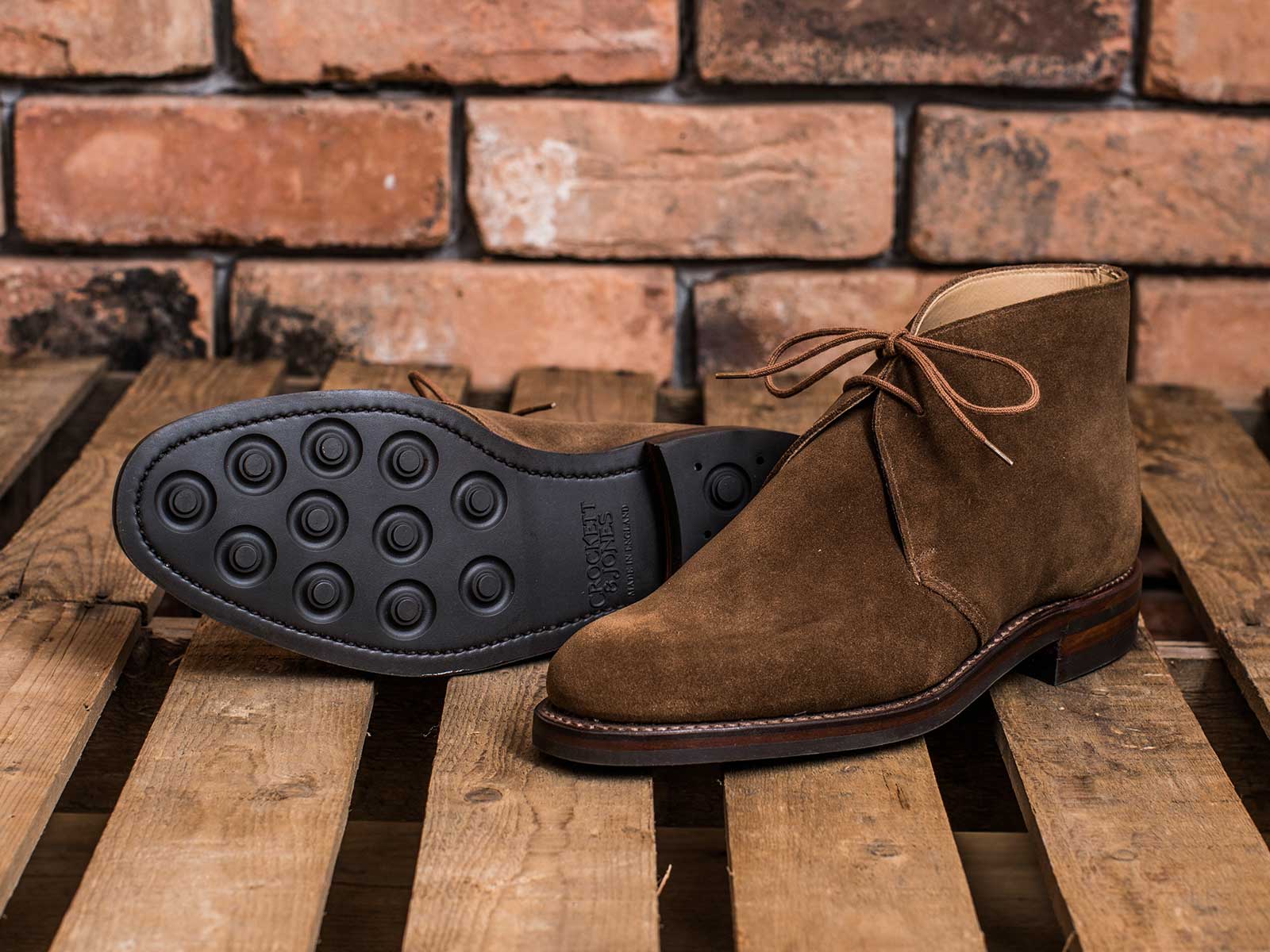 ラバーソールの定番チャッカブーツに新色スナフスエードが登場 | FRAME