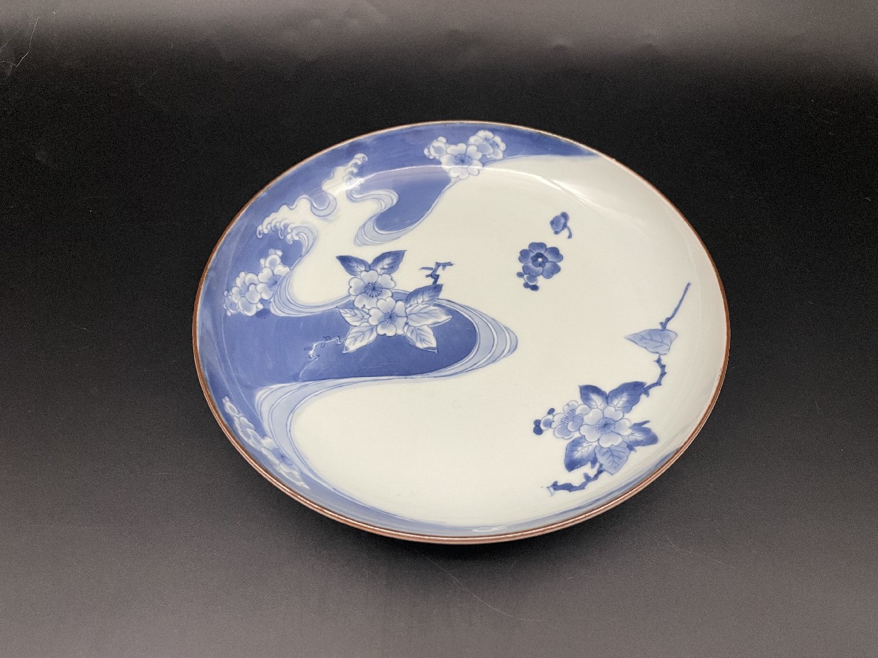 ギャラリー安原 / ご売約 藍柿右衛門 桜流水文中皿