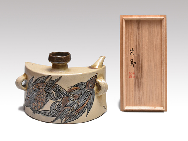 大作 金城次郎（作) 壷屋焼 双魚文抱瓶 共箱 | 古美術ささき