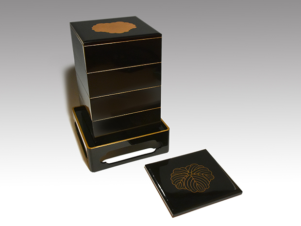 蔦家紋付 重箱 蝋色八寸 4段 蓋2枚 台座付 吉田金年（作) 共箱 | 古