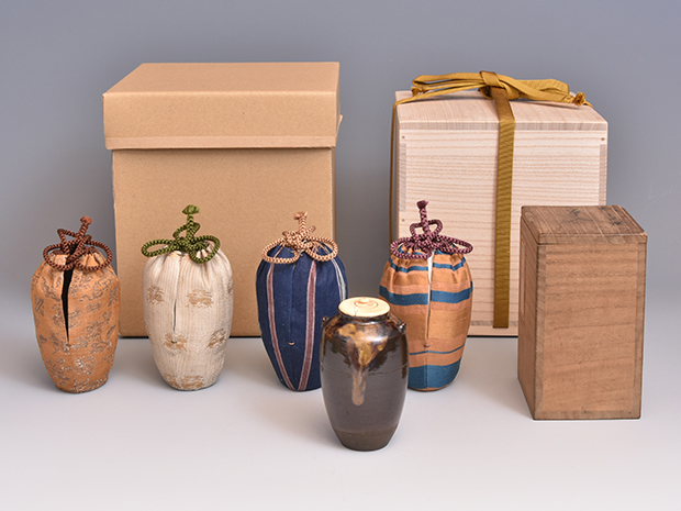 古高取茶入 銘「瀧桜」 江戸千家二代 自得斎宗雪箱書 仕服4添え | 古