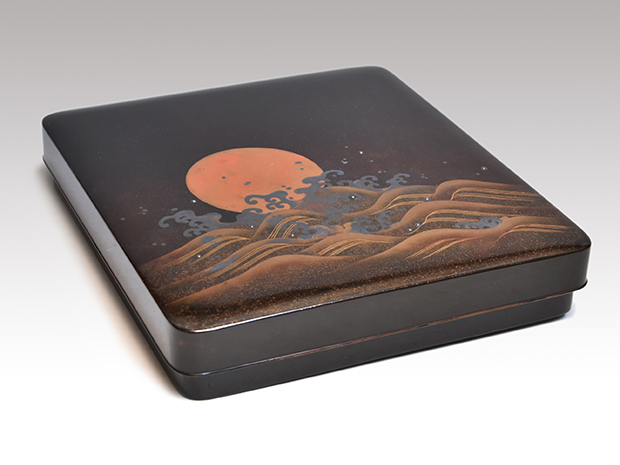 日の出に波蒔絵 硯箱 内側は月に秋草蒔絵 | 古美術ささき