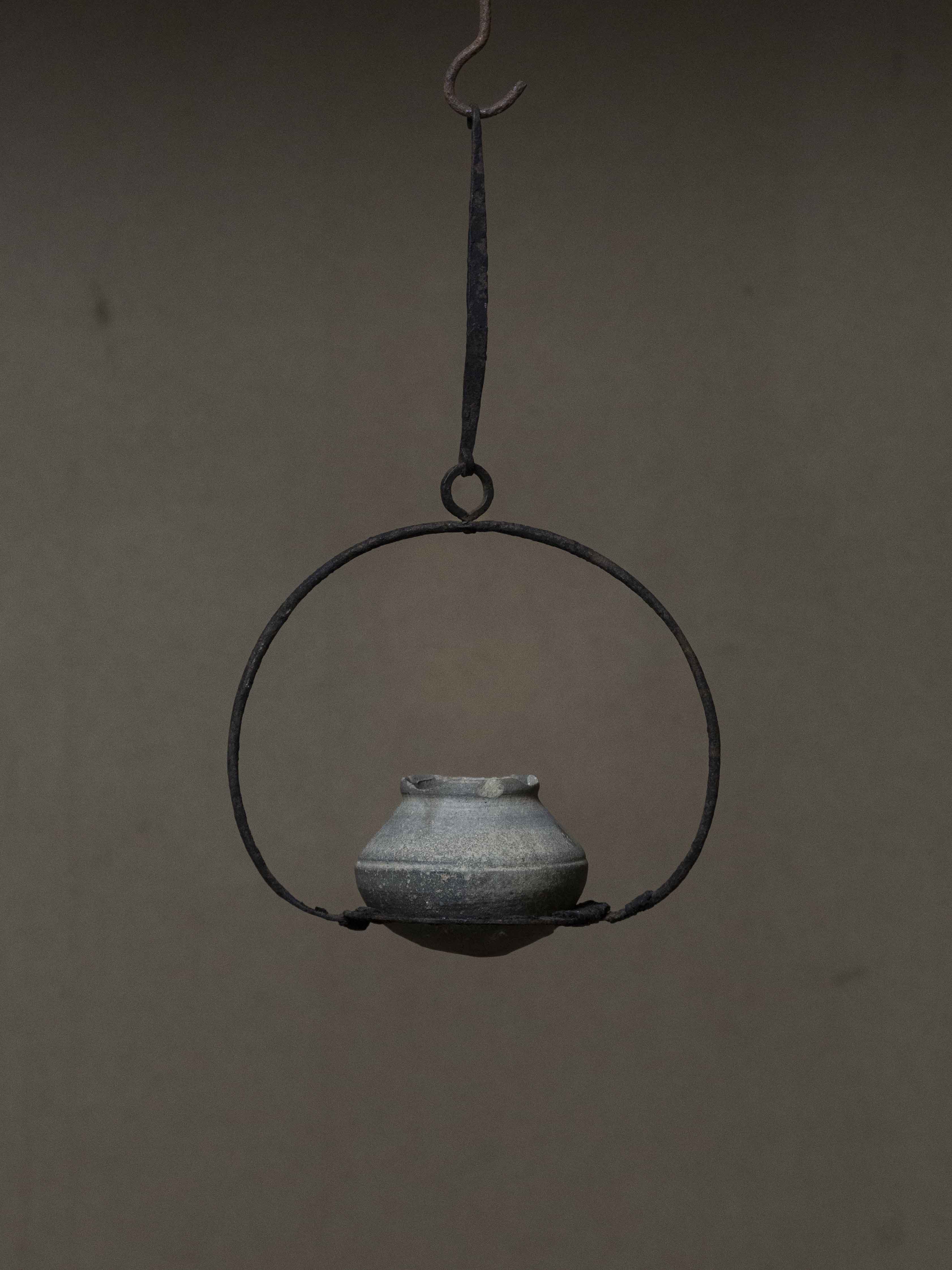 39 鉄吊り灯火器に須恵小壺 | 花と器と 高木孝 | ブログ | 工芸青花