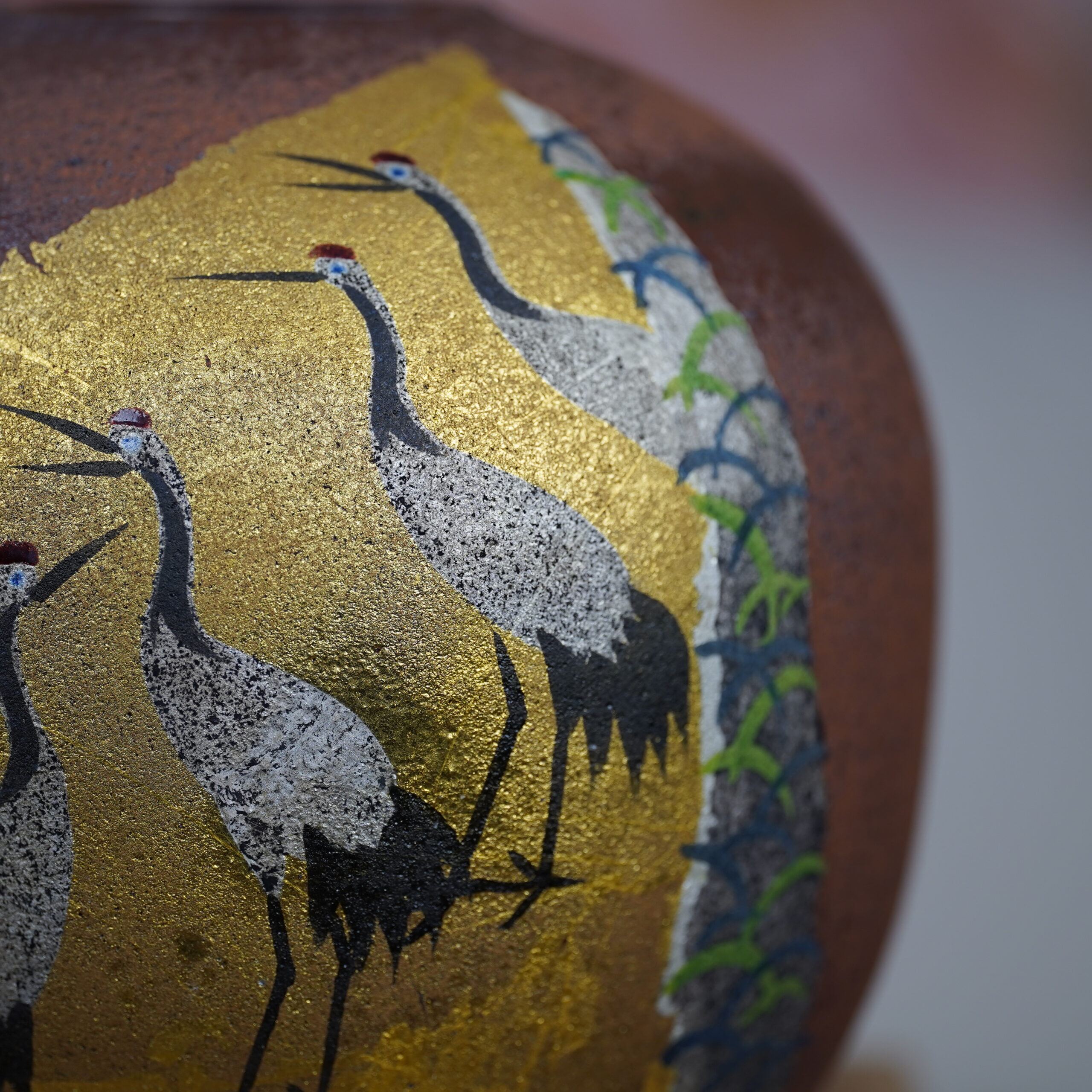 Vase boule kutani par Takashi Kitamura à décor de grues - XXe s