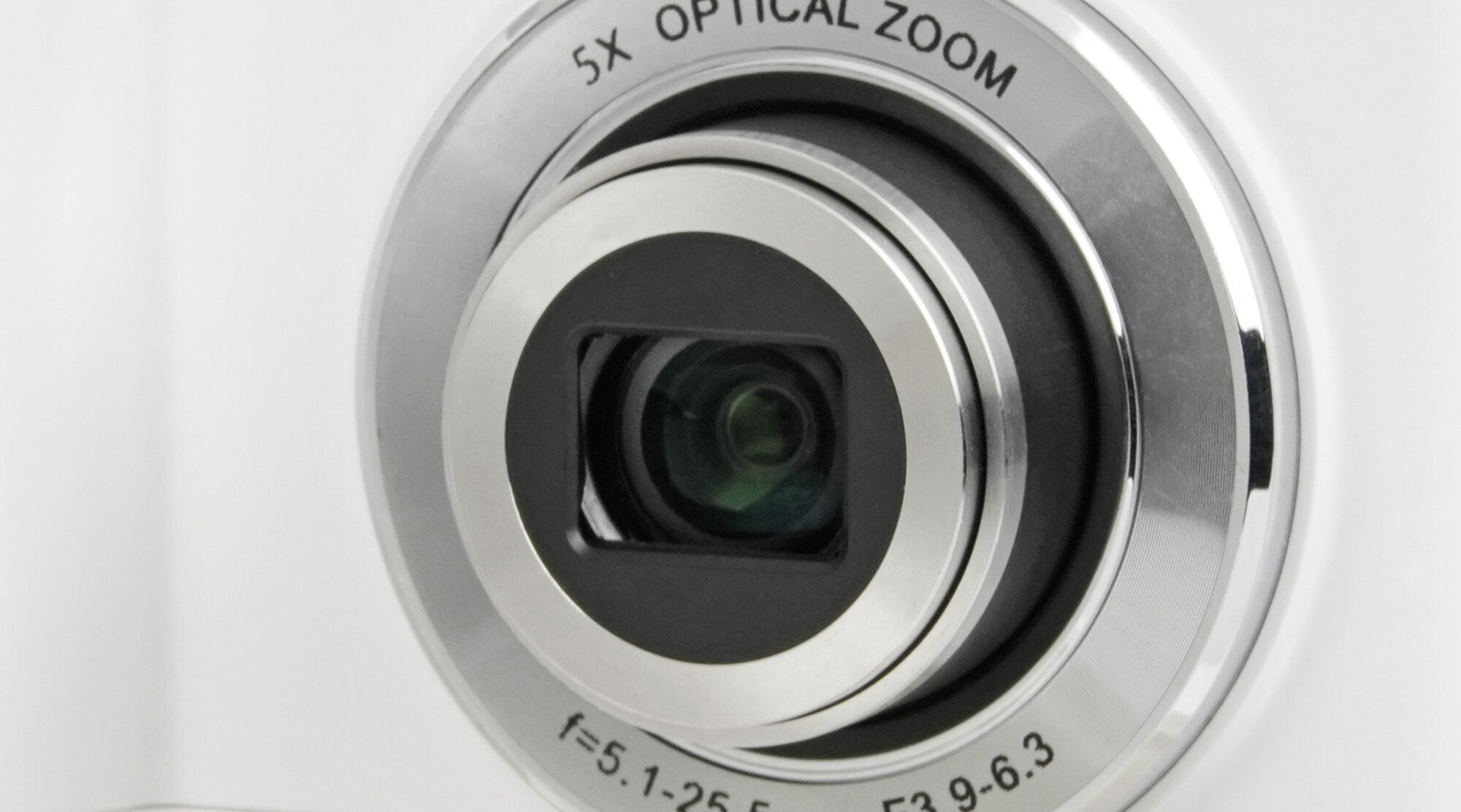 光学5倍ズーム・タッチパネル・リアカメラ採用、日常を気軽に撮って