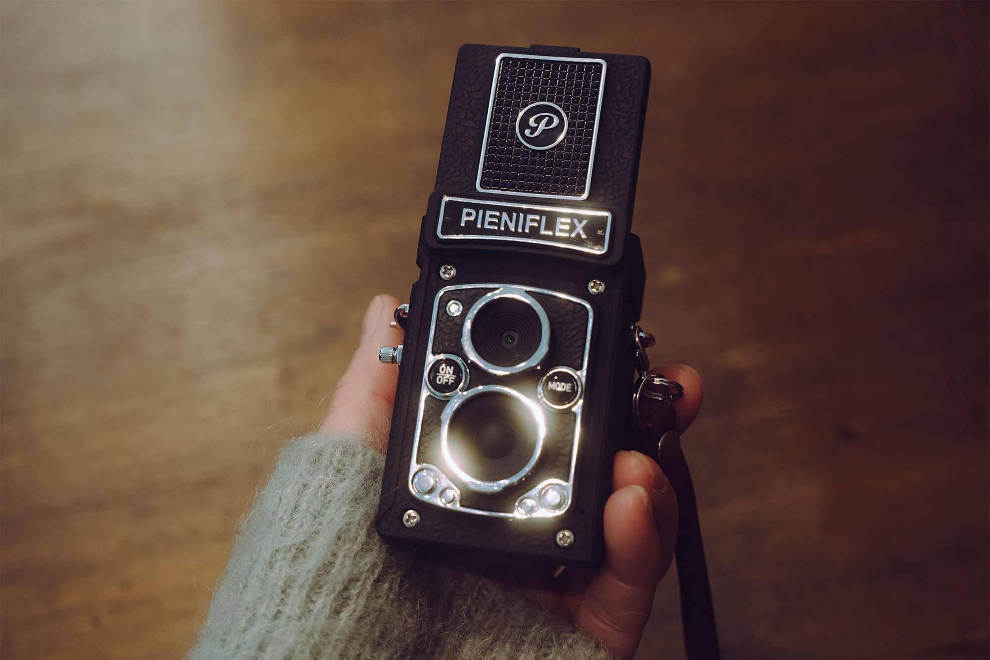 二眼レフのような撮影スタイルを楽しめるトイデジタルカメラ「トイ