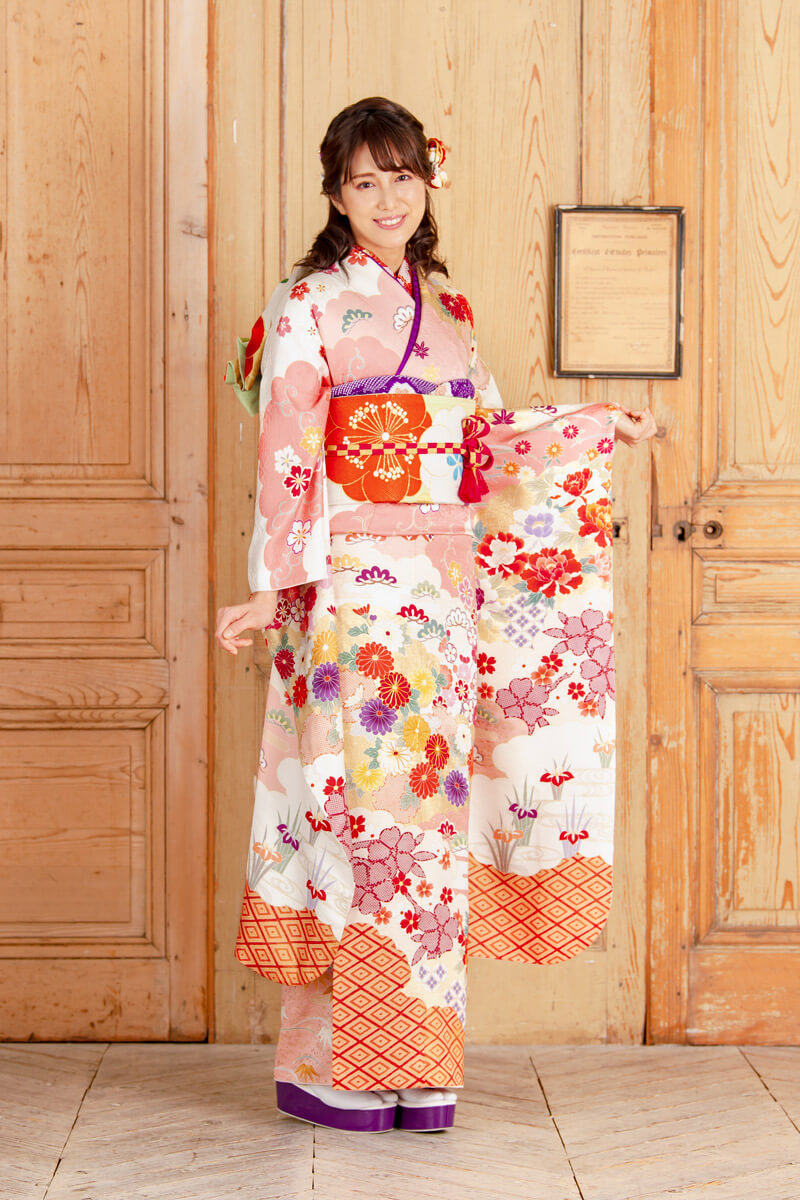 きめ細やかな金駒刺繍を施し美しい色彩が格の高さを感じさせる本格志向