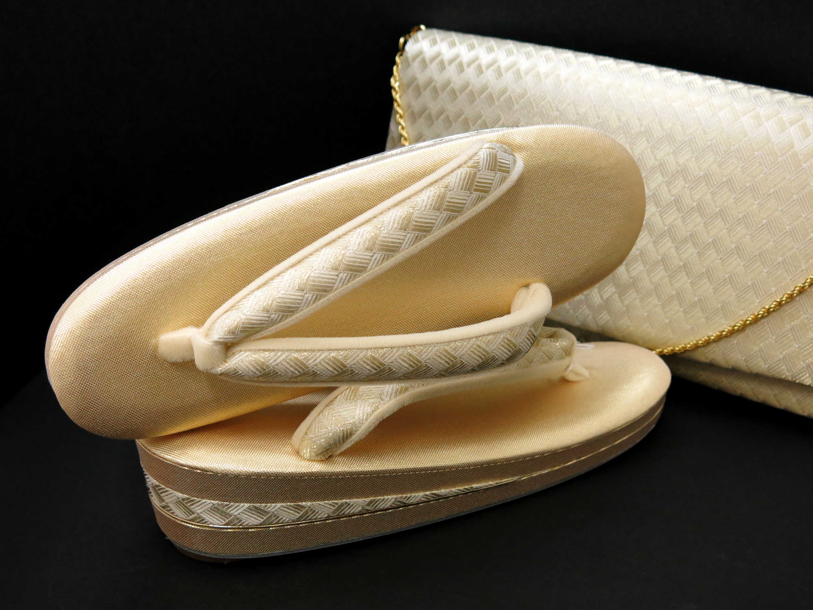 クラッチバッグとお揃いのフォーマル佐賀錦草履｜結婚式、パーティーに