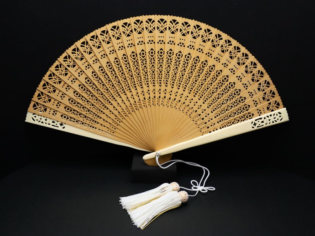 白檀象牙扇子（6寸）2021・2｜アロマ香る希少な白檀扇子に手彫り