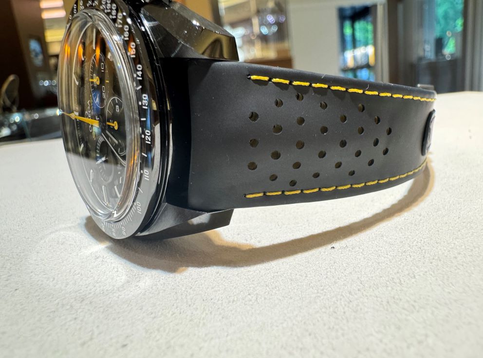 オメガ】新型！！スピードマスターアポロ8号入荷しました！！新旧比較