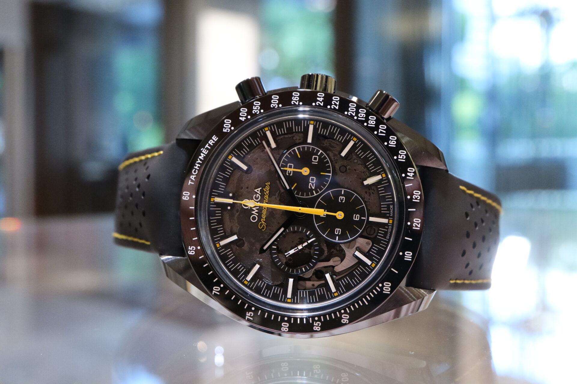 オメガ】宇宙の神秘。あの月面が腕の中に？！大人気モデルが再入荷