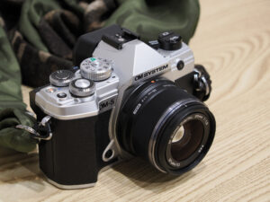 OM SYSTEM OM-5 ボディ シルバー | ミラーレス一眼