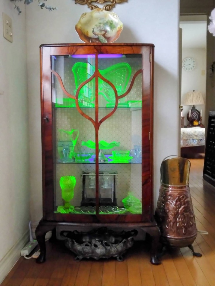 ウランガラス用ブラックライトキャビネット | キヤアンティークス