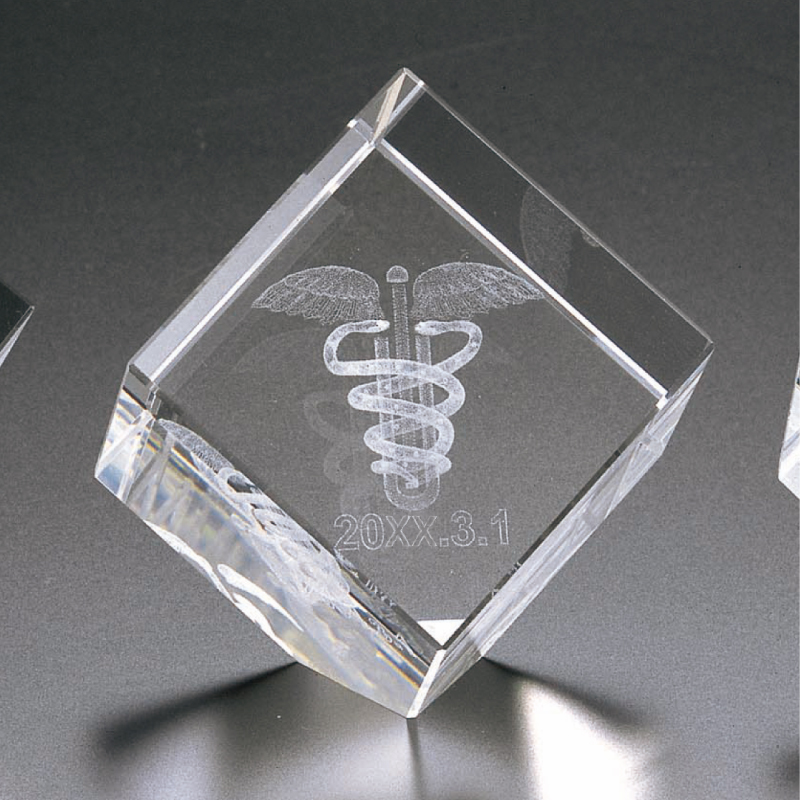 3Dクリスタルペーパーウェイト【キューブ】｜もらって嬉しい 卒業記念