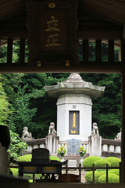 御廟所（日蓮聖人御墓・御草庵跡） | 境内案内 | 身延山久遠寺