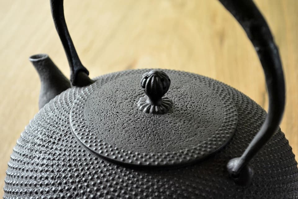 南部鉄瓶】霰紋玉形鉄瓶｜黒色鋳肌に霰紋様が美しい定番かつクラシカル