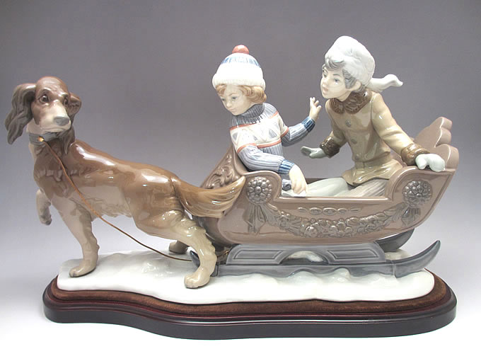 リヤドロのフィギュリン『犬を抱く貴婦人』 | 東京世田谷の買取専門店