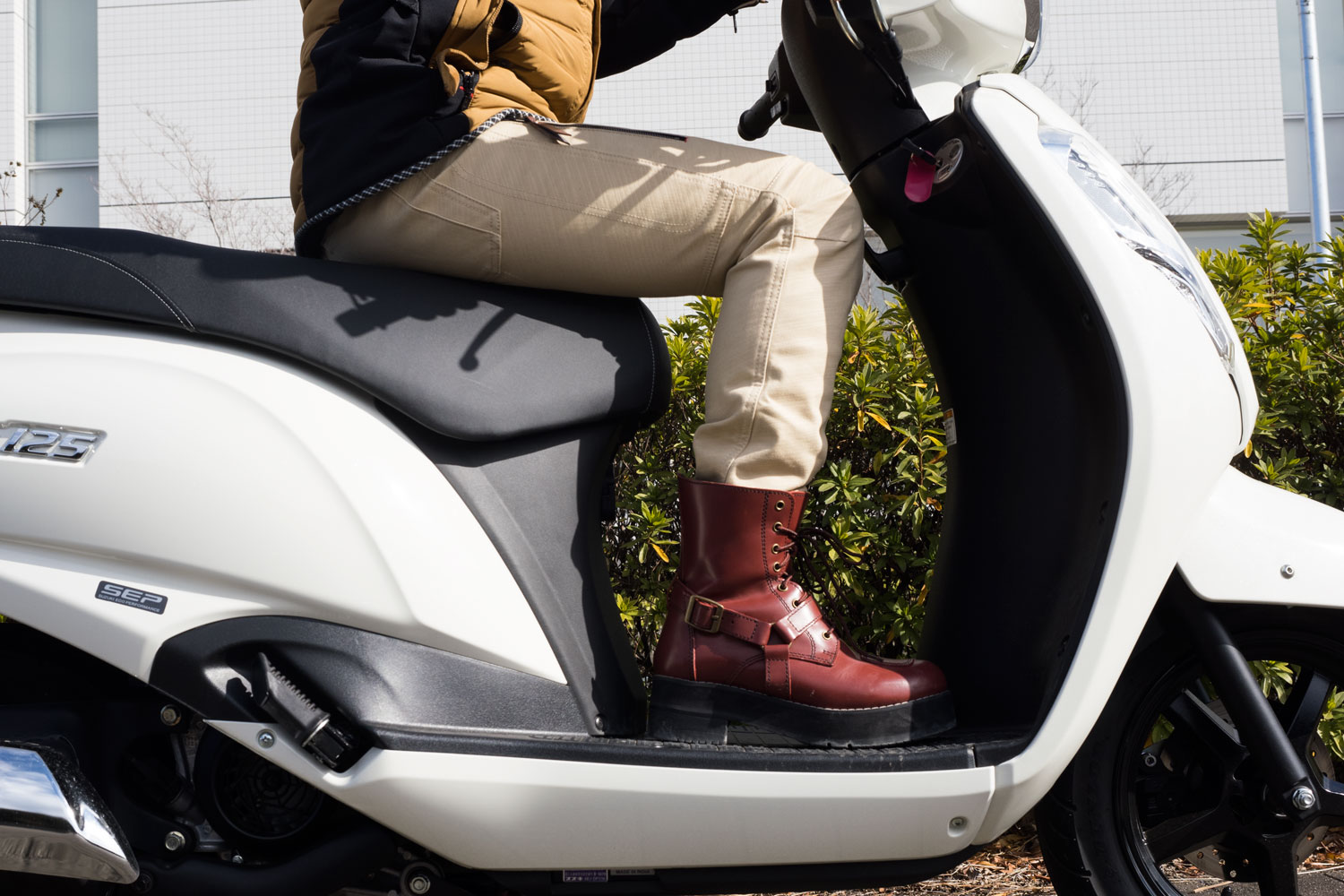 アラフォー、短足体系でも格好良く見えるパンツ クシタニにあります