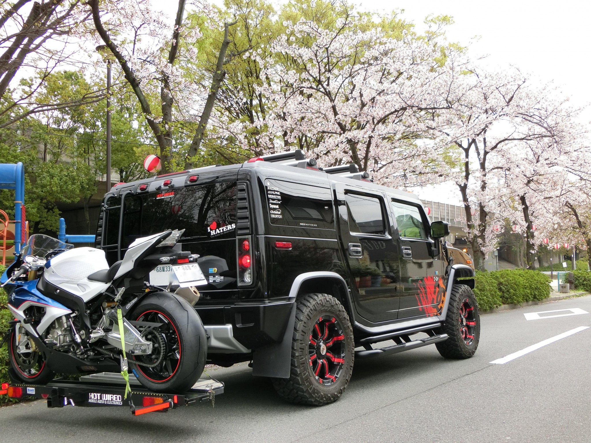 HUMMER H2 ヒッチマウントモーターサイクルキャリアとヒッチマウント