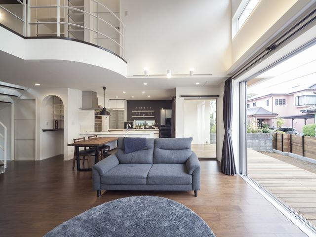 吹き抜けの照明でよくある失敗例6選｜対策とおすすめの照明器具を紹介