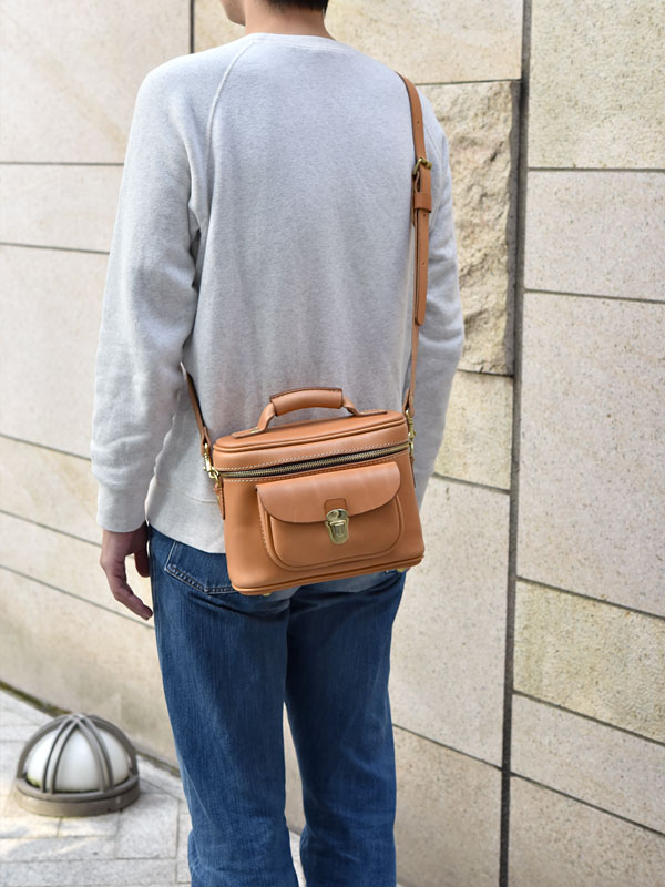 写真散歩にオススメのソフトレザーで作った本革一眼カメラバッグ / 革