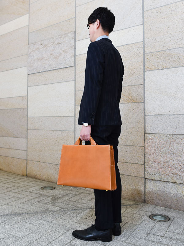 あおりポケットと一枚革仕上げで作った二本手ビジネスバッグ / 革鞄の