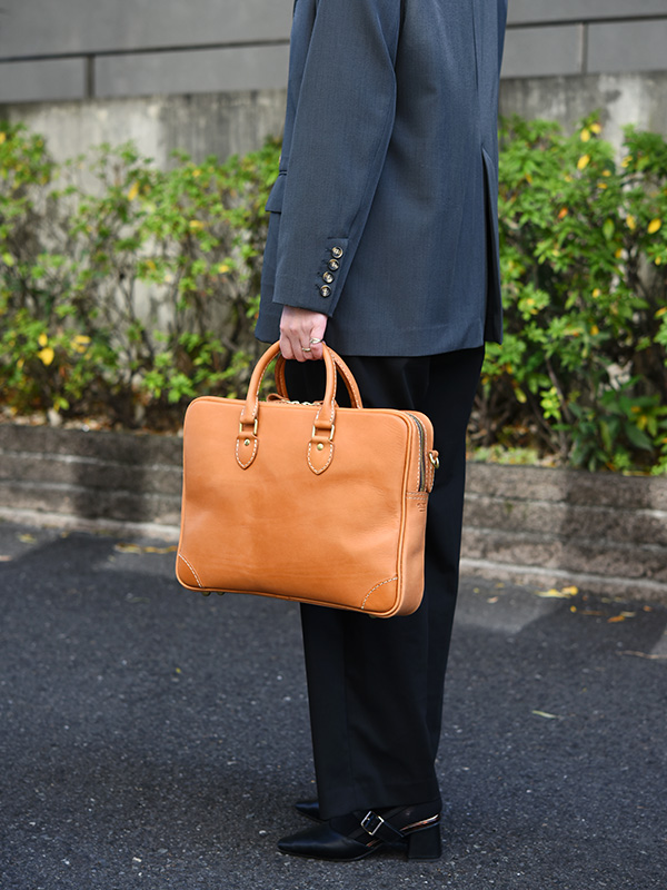 ベーシックデザインでジャケットにも映える本革2wayビジネスバッグ