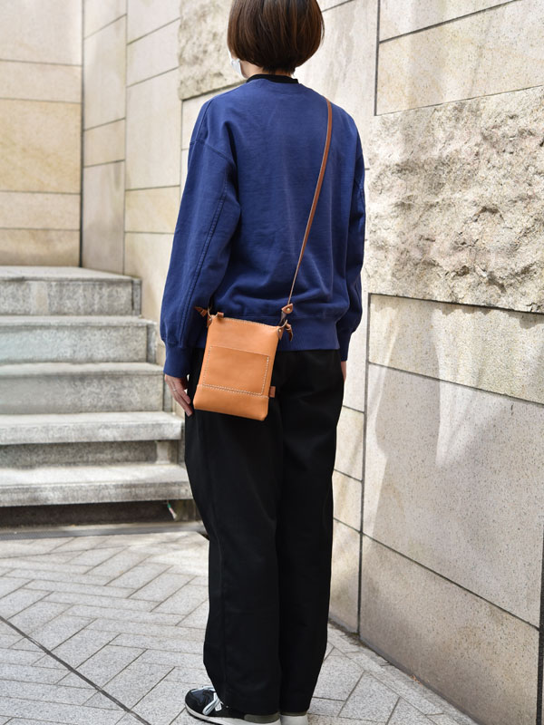 2トーンでポップな仕上がりな本革ショルダーポシェット / 革鞄のHERZ