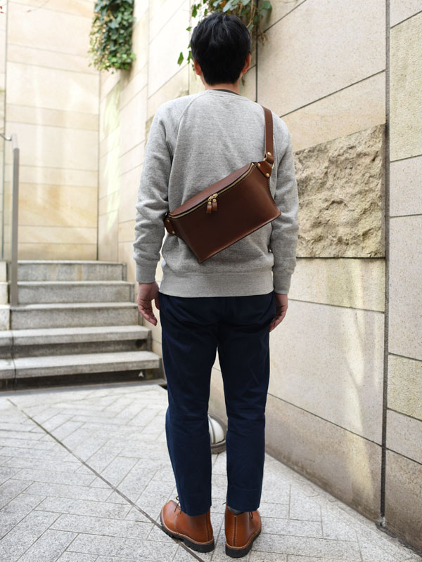 二枚の革で立体を構成した大きめボディバッグ / 革鞄のHERZ(ヘルツ